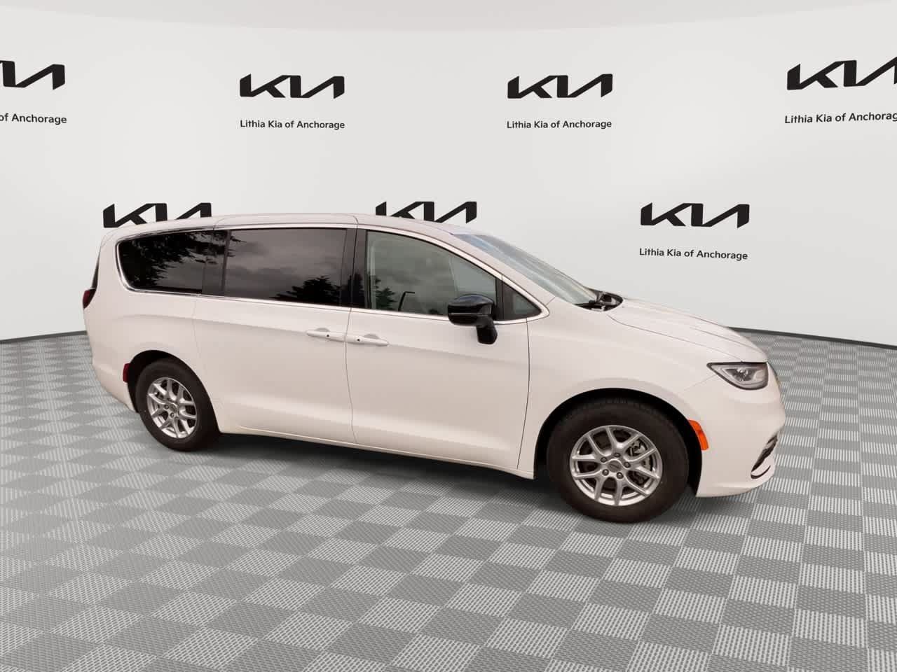 Used 2024 Chrysler Pacifica Touring-L FWD image 4