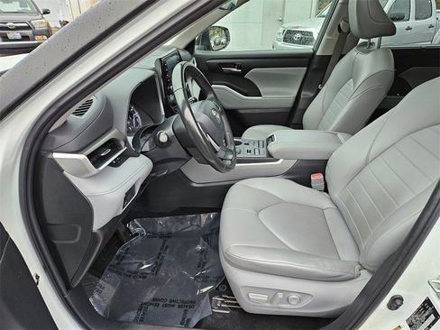 Used 2022 Toyota Highlander XLE image 13