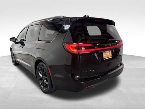 Certified 2025 Chrysler Pacifica Limited image 12