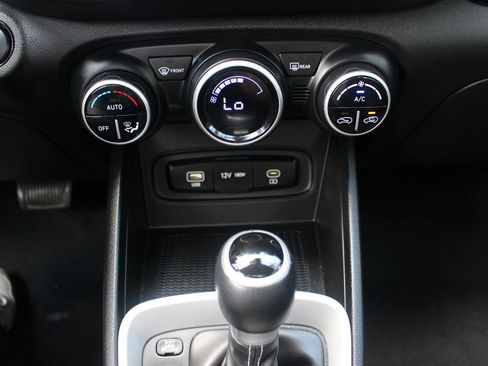 Used 2025 Hyundai Venue SEL FWD image 28