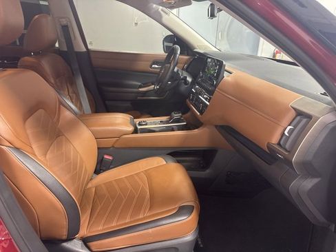 Used 2024 Nissan Pathfinder Platinum image 25