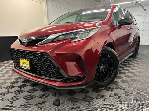 Used 2022 Toyota Sienna XLE FWD image 3