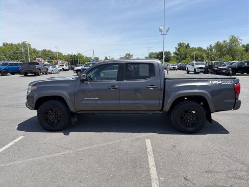 Used 2018 Toyota Tacoma TRD Sport AWD/4WD image 7