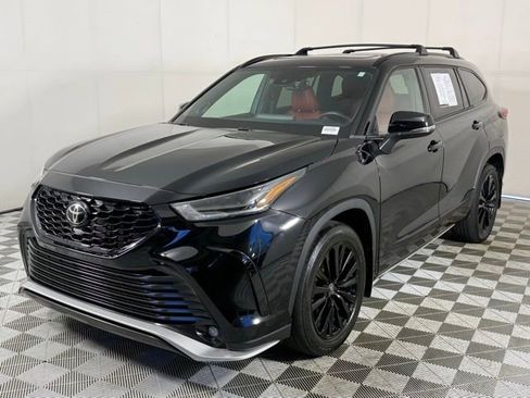Used 2023 Toyota Highlander XSE image 2