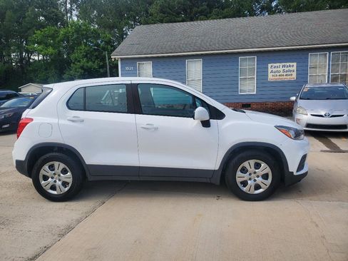 Used 2018 Chevrolet Trax LS FWD image 4
