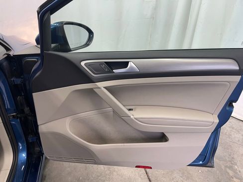 Used 2015 Volkswagen Golf TDI S image 11