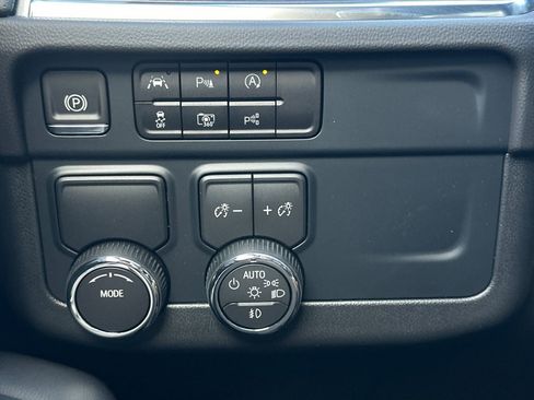 New 2025 Chevrolet Suburban Premier image 30