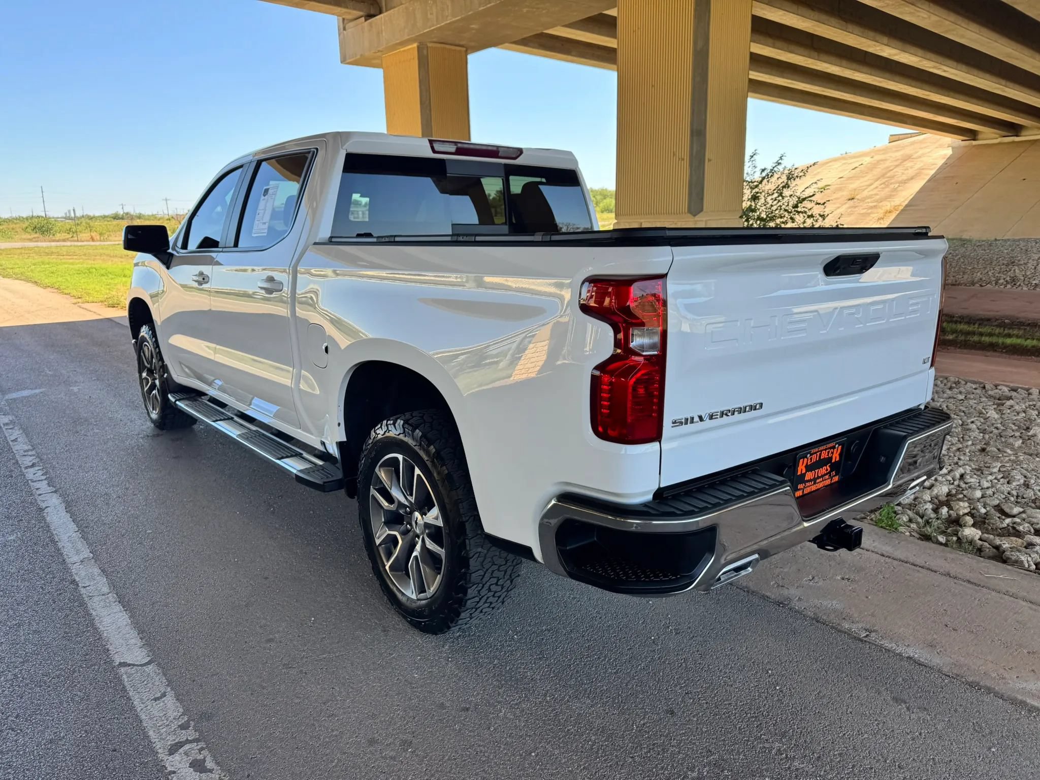 Used 2023 Chevrolet Silverado 1500 LT w/ Z71 Off-Road Package AWD/4WD image 5