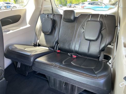 Used 2022 Chrysler Pacifica Touring-L FWD image 42