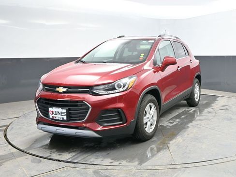 Used 2020 Chevrolet Trax LT w/ Sun & Sound Package image 5