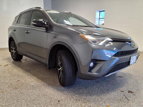 Used 2018 Toyota RAV4 SE image 4