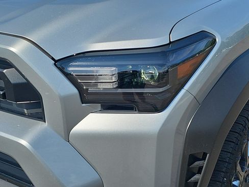 Used 2025 Toyota 4Runner SR5 AWD/4WD image 28