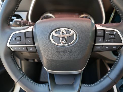 Used 2022 Toyota Highlander XLE AWD/4WD image 25
