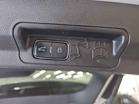 Used 2023 Ford Explorer XLT AWD/4WD image 14