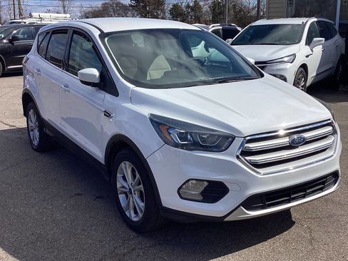 Used 2019 Ford Escape SE FWD image 2