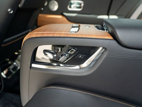 Used 2025 Rolls-Royce Cullinan image 19