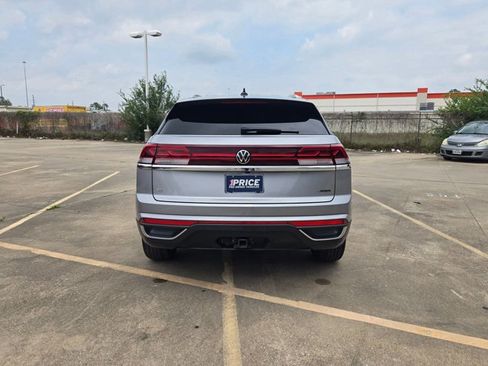 Used 2025 Volkswagen Atlas Cross Sport SE AWD/4WD image 6