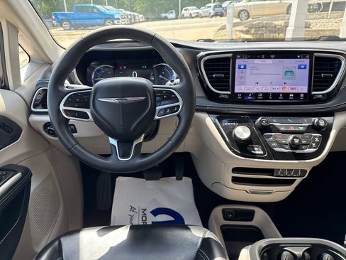 Used 2024 Chrysler Pacifica Limited FWD image 13