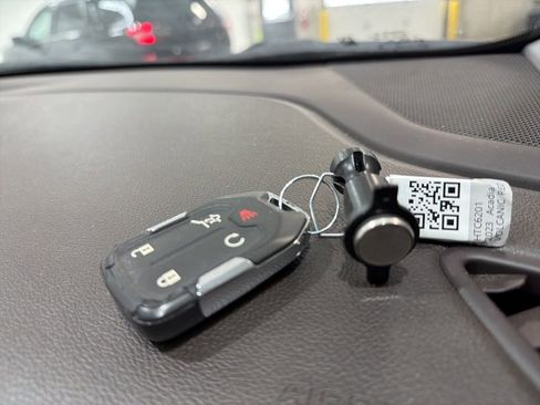 Used 2023 GMC Acadia SLT image 29