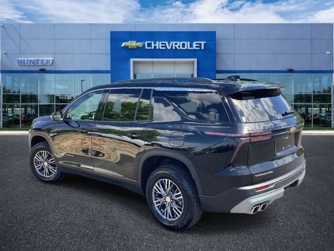 Used 2024 Chevrolet Traverse LT FWD image 2