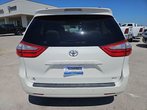 Used 2017 Toyota Sienna XLE w/ XLE Navigation Package FWD image 6