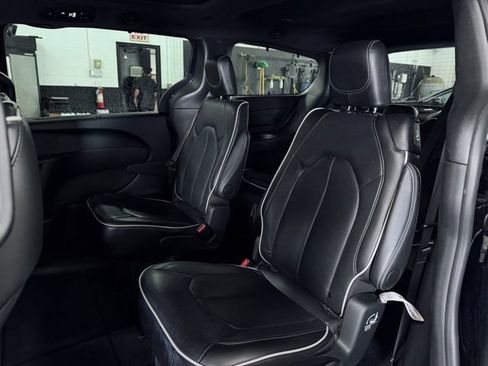 Used 2025 Chrysler Pacifica Limited FWD image 23