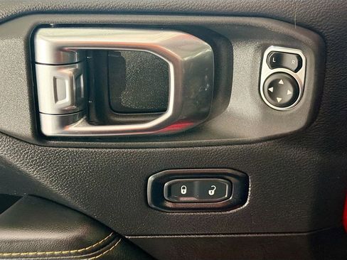 Used 2025 Jeep Wrangler Unlimited Sahara image 19