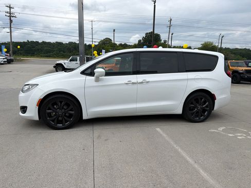 Used 2019 Chrysler Pacifica Touring Plus FWD image 5