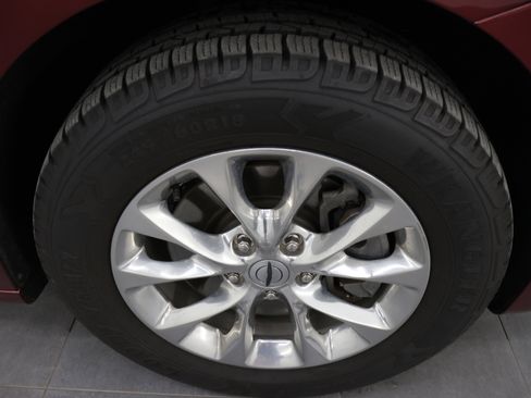 Used 2023 Chrysler Pacifica Touring-L AWD/4WD image 3