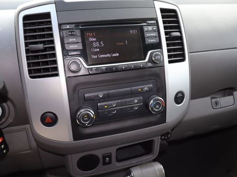 Used 2017 Nissan Frontier SV image 6