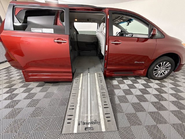Used 2016 Toyota Sienna XLE w/ XLE Navigation Package FWD image 28