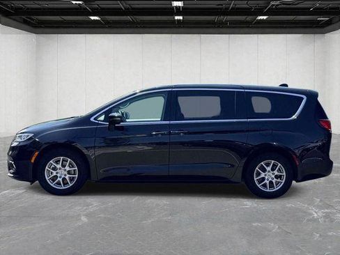 Certified 2023 Chrysler Pacifica Touring-L FWD image 8