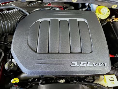 Used 2018 Dodge Grand Caravan SE w/ UConnect Hands-Free Group image 9