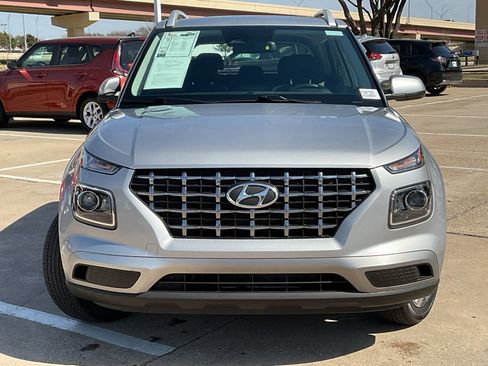 Used 2025 Hyundai Venue SEL image 3