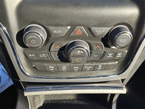 Used 2021 Jeep Grand Cherokee Laredo image 20