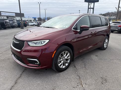 Used 2023 Chrysler Pacifica Touring-L image 8