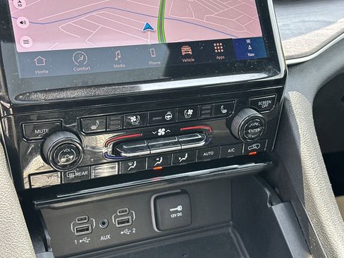 Used 2024 Jeep Grand Cherokee L Limited w/ Luxury Tech Group II image 36