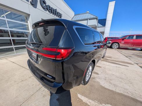 Used 2024 Chrysler Pacifica Touring-L FWD image 5