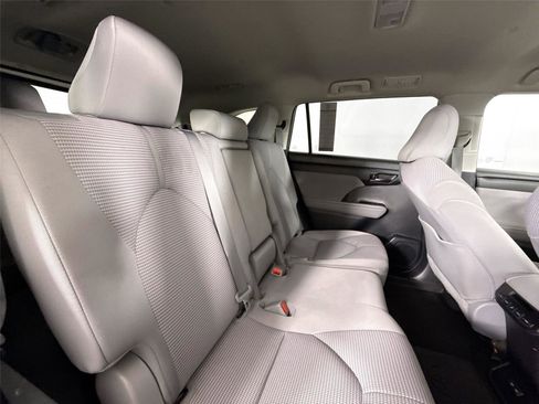 Used 2023 Toyota Highlander LE FWD image 37