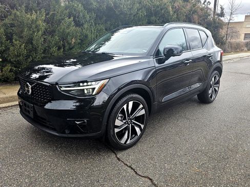Used 2023 Volvo XC40 B5 Ultimate w/ Climate Package image 2