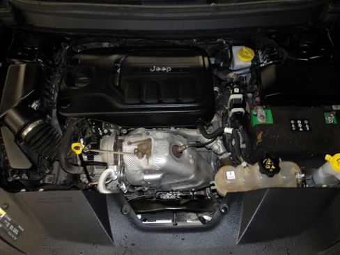 Used 2020 Jeep Cherokee Trailhawk w/ Cold Weather Group AWD/4WD image 22