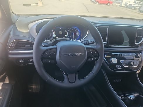 Used 2025 Chrysler Pacifica Limited FWD image 18