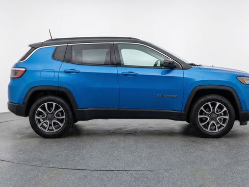 Used 2025 Jeep Compass Trailhawk AWD/4WD image 11