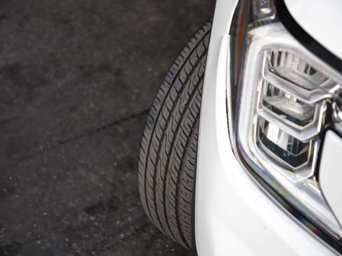 Used 2024 GMC Terrain SLT image 3