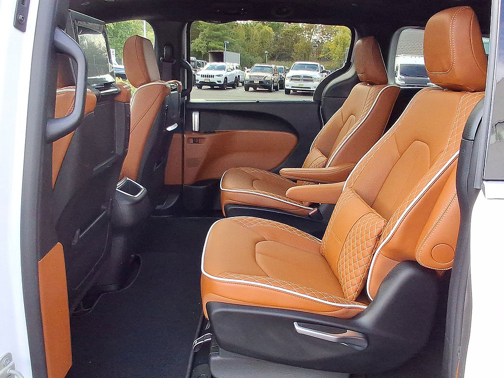 Used 2025 Chrysler Pacifica Pinnacle FWD image 26