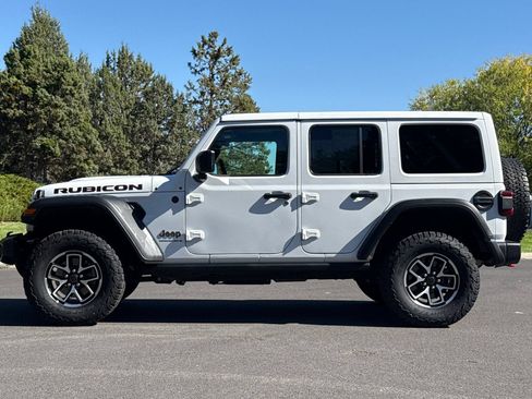 Used 2025 Jeep Wrangler Unlimited Rubicon AWD/4WD image 7