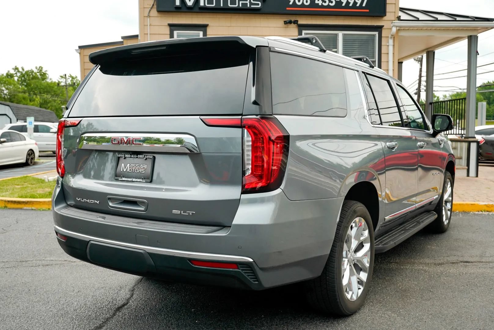 Used 2021 GMC Yukon XL SLT w/ Rear Media and Nav Package AWD/4WD image 5