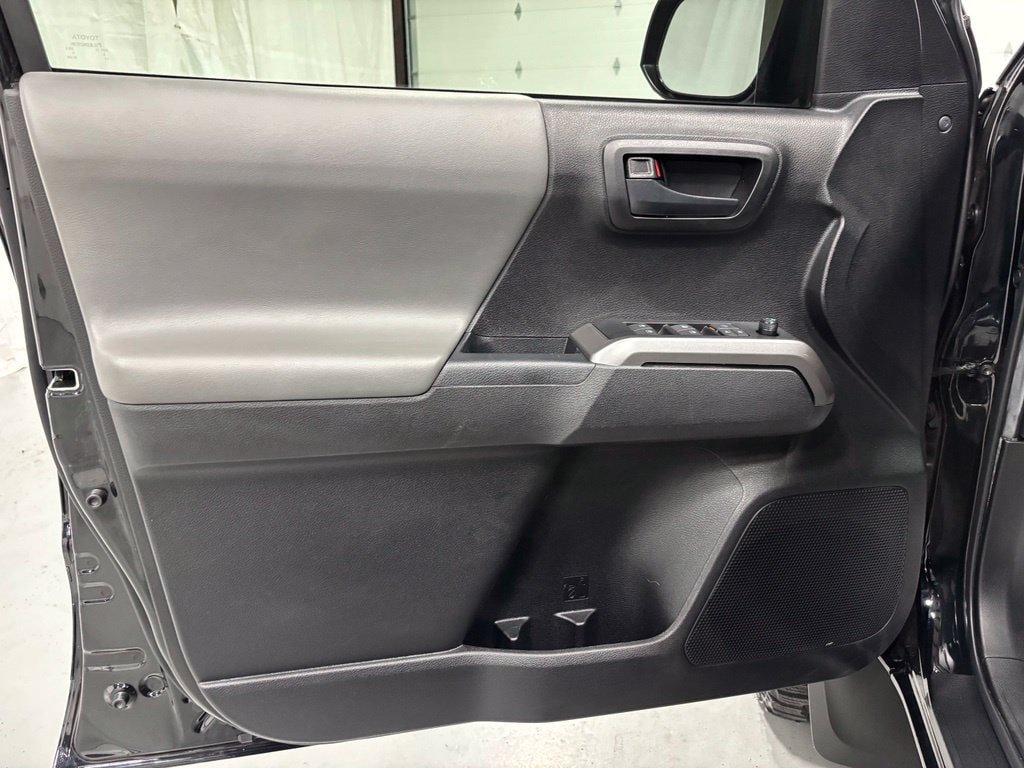 Used 2022 Toyota Tacoma SR5 AWD/4WD image 8