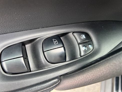 Used 2016 Nissan Rogue SV image 15