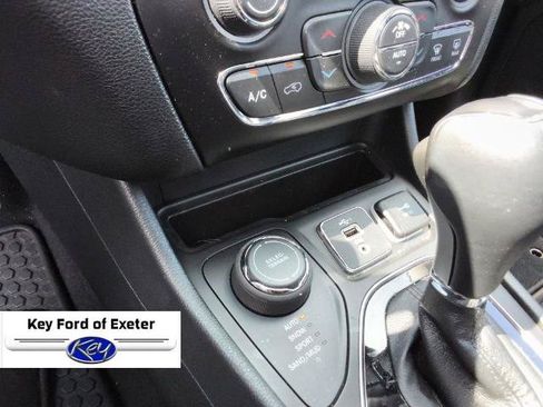 Used 2022 Jeep Cherokee Limited AWD/4WD image 30